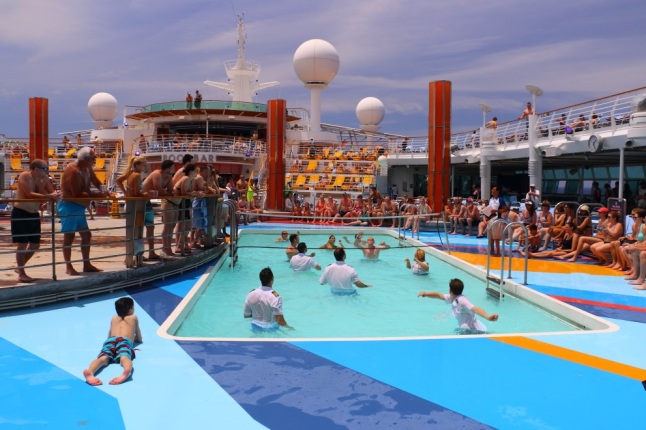 pool in modern cruise ship1